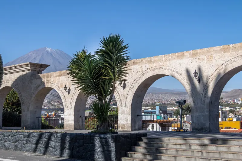 The arches of the Yanahuara viewpoint, with the volcano behind them