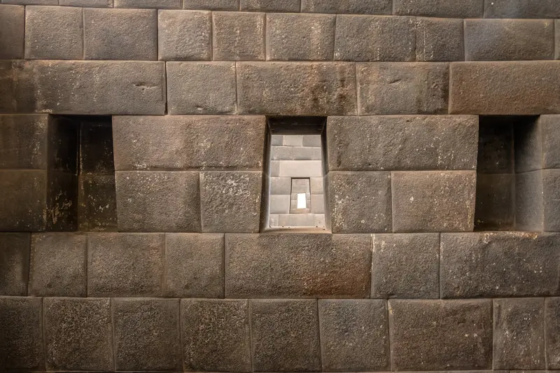 three trapezoid windows in Qoeicancha