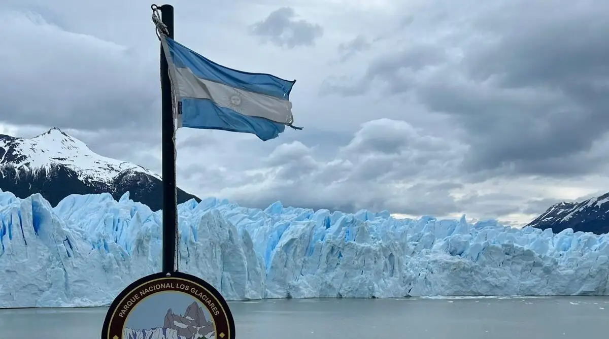 The Argentine flag in front of the glacier front