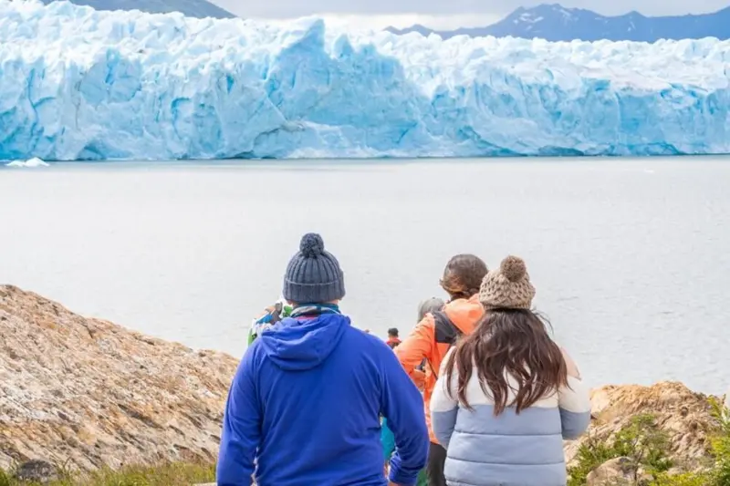 People watching the glacier from the walkway
