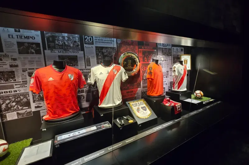 A museum case with River Plate shirts and trophies
