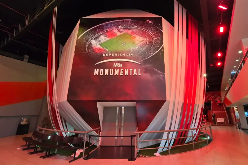 The red stage of the Experiencia Monumental exhibition