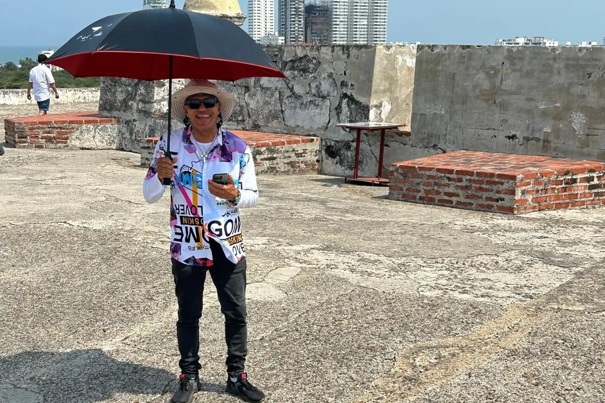 A street performer with an umbrella on the fortress walls