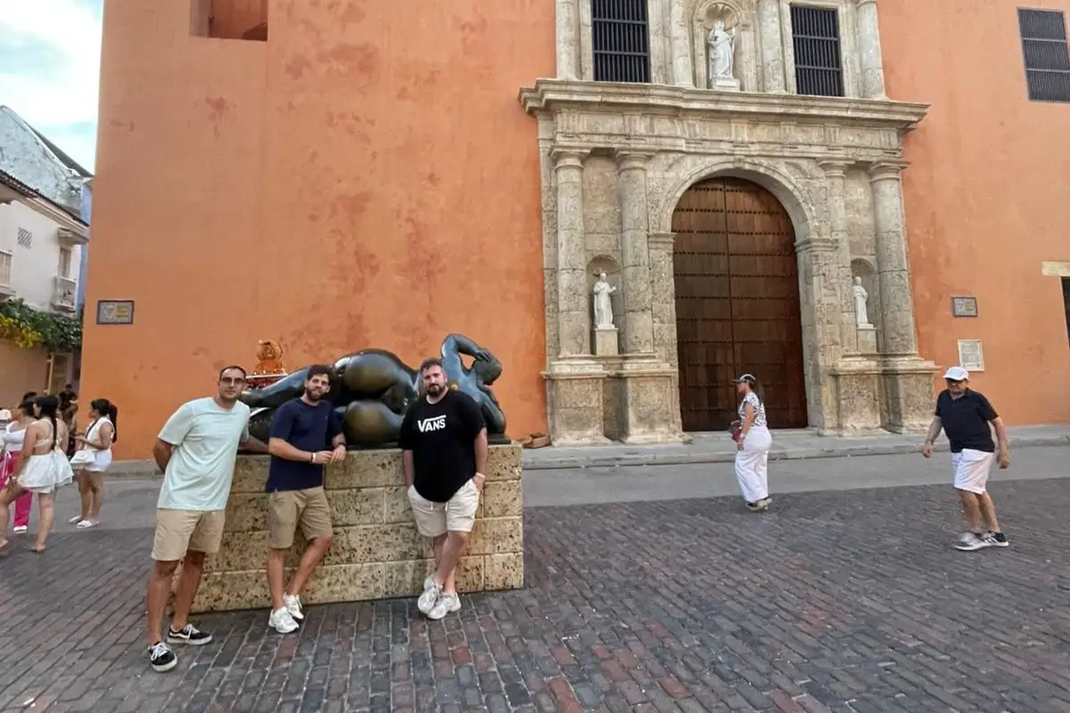 Visitors in front of a colonial doorway in Cartagena