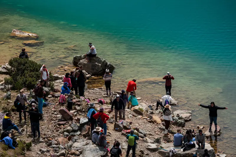 Locals at the shores of Humantay Lake