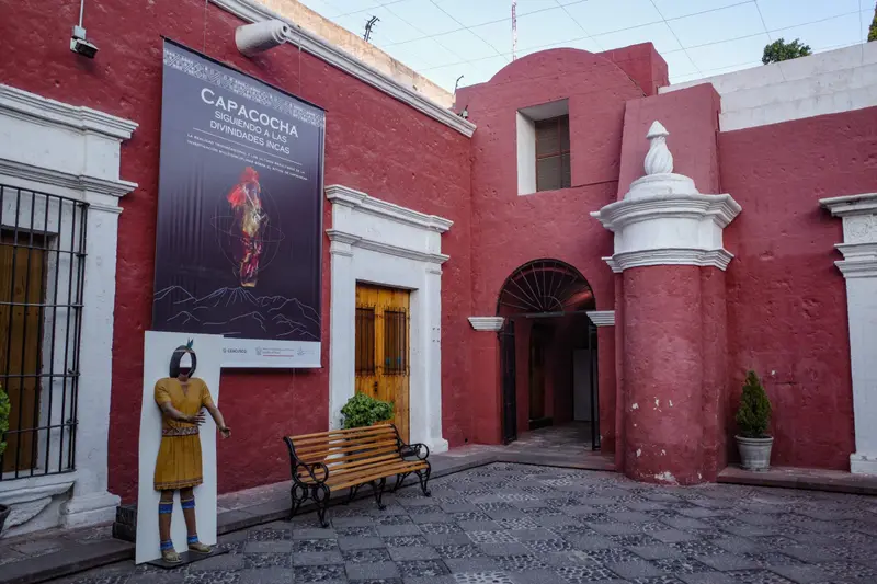The red colonial museum building, with the Capacocha banner outside