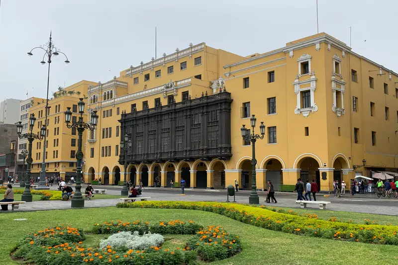 Plaza mayor de lima en e centro de la ciudad