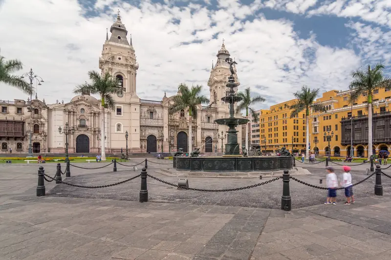 Plaza mayor de lima en un dia soleado