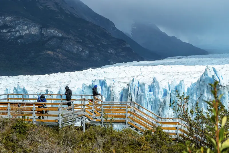 The glacier front seen from the walkway