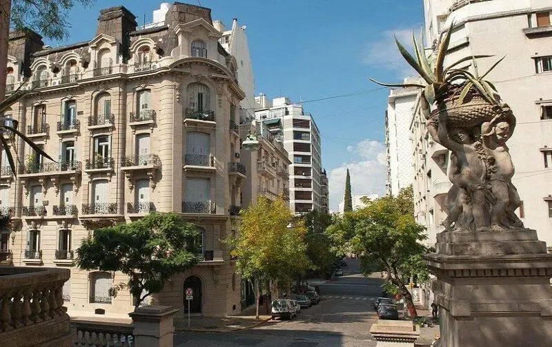 A monument on a street of belle époque buildings