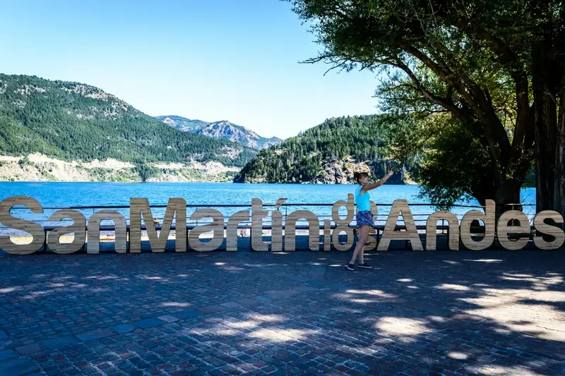 The San Martín de los Andes letters on the plaza
