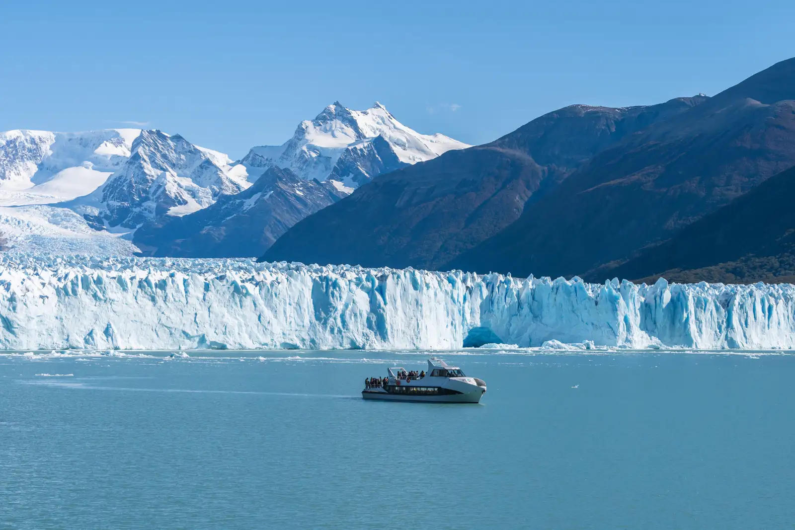 The front of the Perito Moreno glacier, with a boat below it